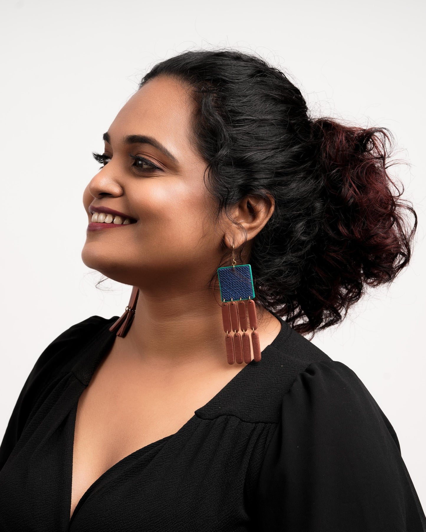 KARMUGHIL Chandelier "Kolam" earrings